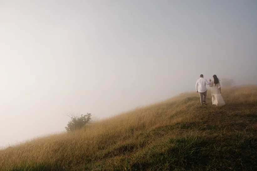 Casal caminha por um campo