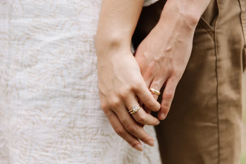 Mãos de um casal entrelaçadas